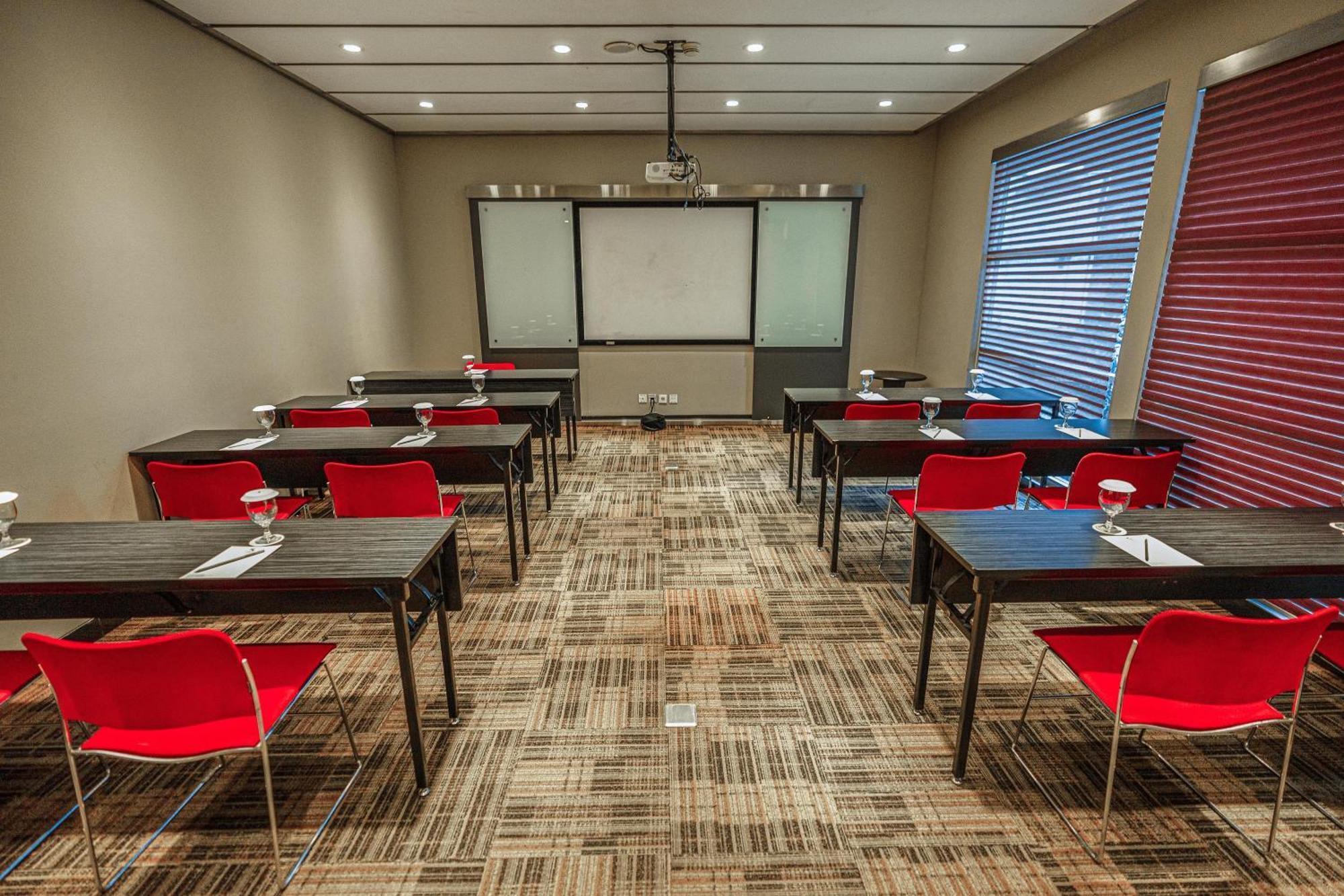 Hotel Kimaya Slipi Jakarta By Harris מראה חיצוני תמונה