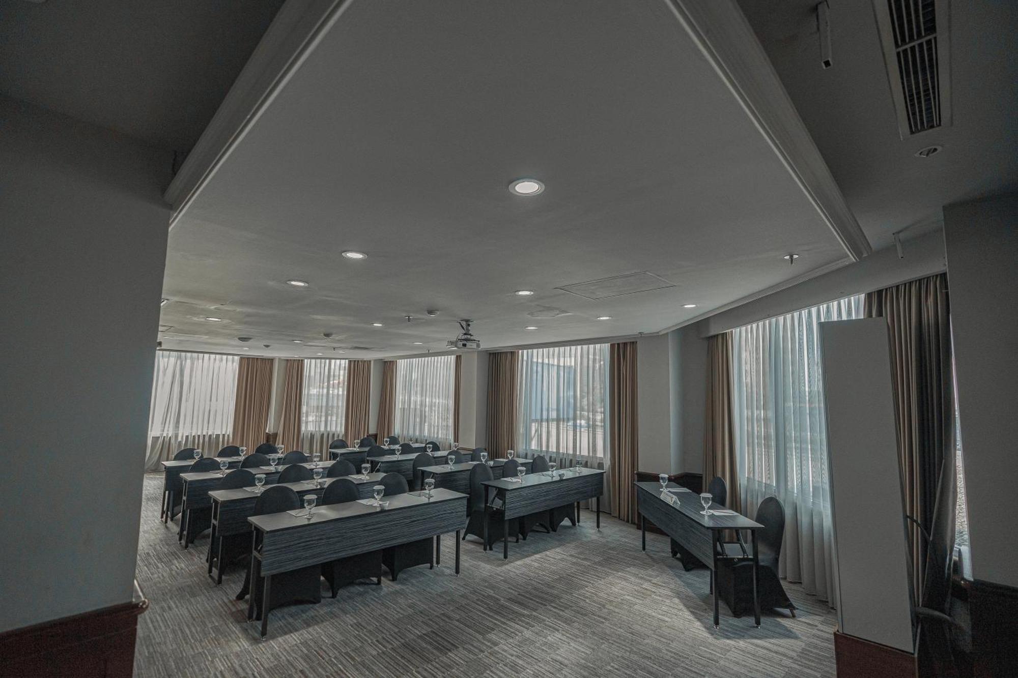Hotel Kimaya Slipi Jakarta By Harris מראה חיצוני תמונה