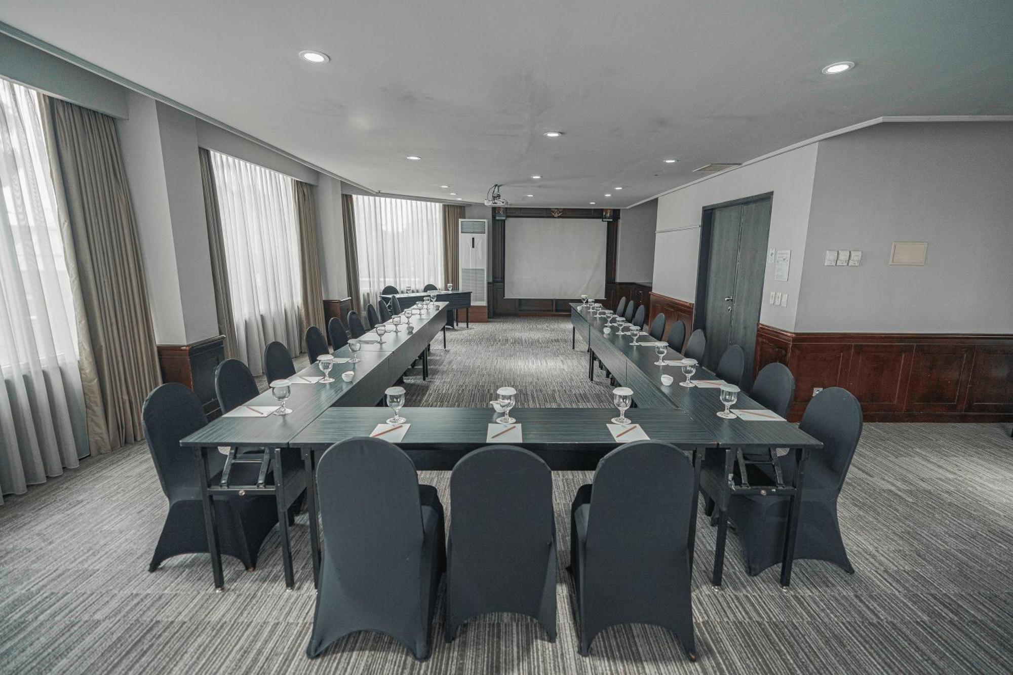 Hotel Kimaya Slipi Jakarta By Harris מראה חיצוני תמונה