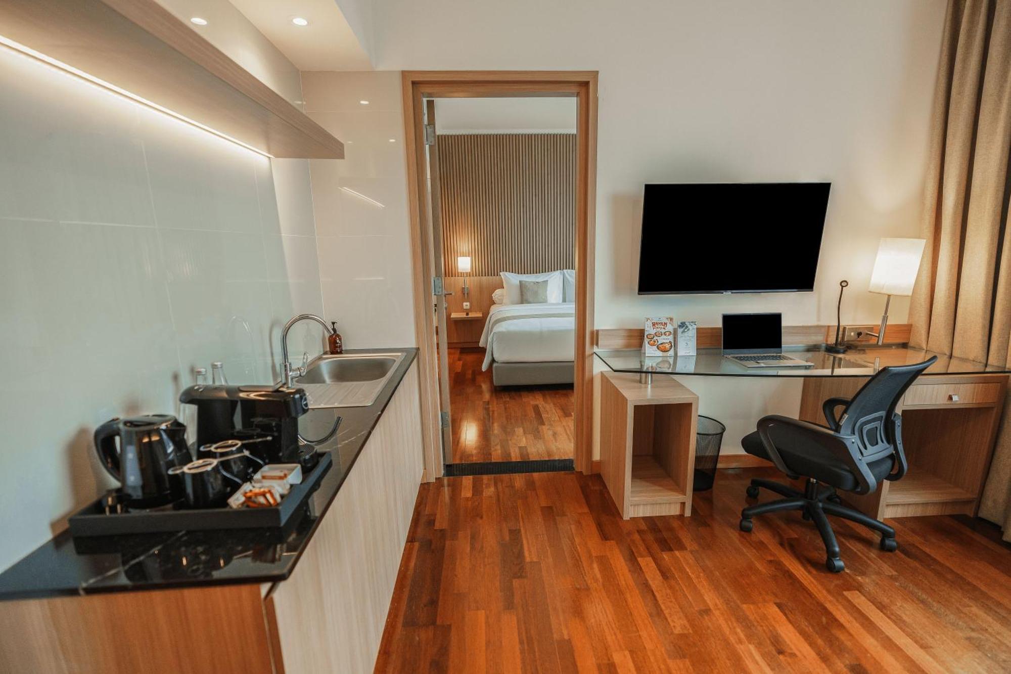 Hotel Kimaya Slipi Jakarta By Harris מראה חיצוני תמונה