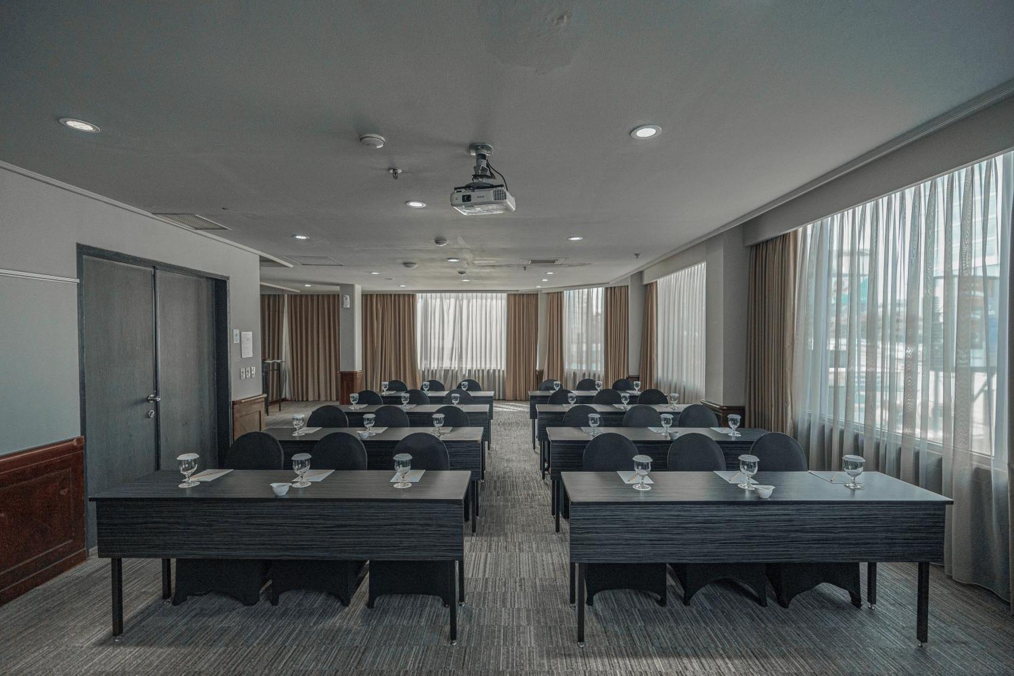 Hotel Kimaya Slipi Jakarta By Harris מראה חיצוני תמונה