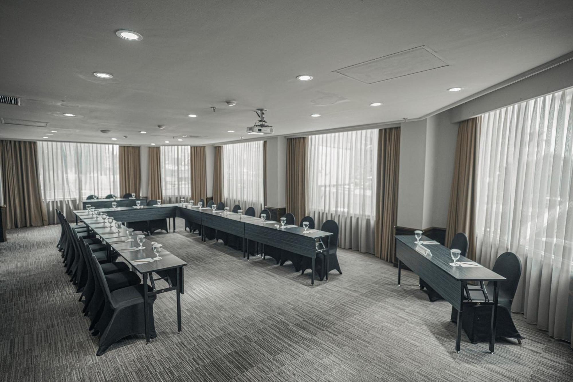 Hotel Kimaya Slipi Jakarta By Harris מראה חיצוני תמונה